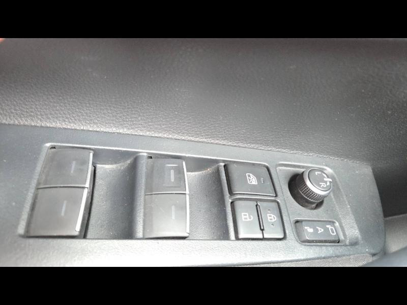 Used TOYOTA Corolla 122h Dynamic MY22 2022 Bronze Impérial métallisé € 18890 in Yutz