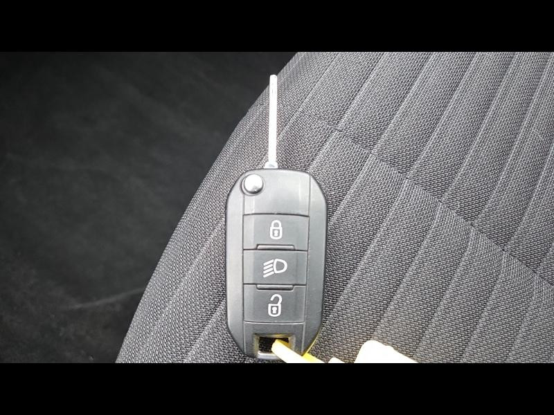 Used PEUGEOT 2008 1.2 PureTech 100ch S&S Active Pack 2022 Blanc banquise (O) € 14990 in Yutz