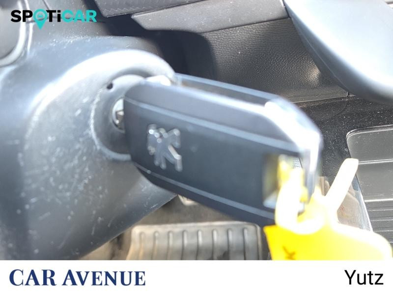 Used PEUGEOT 208 1.2 PureTech 75ch S&S Like 2021 Blanc Banquise (O) € 10990 in Yutz