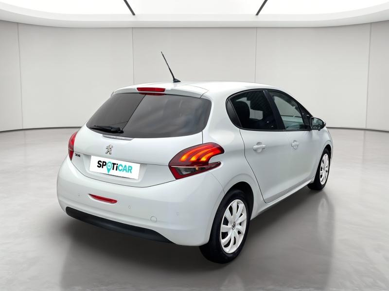 Used PEUGEOT 208 1.2 PureTech 82ch E6.c Signature 5p 2019 Blanc Banquise € 7990 in Briey