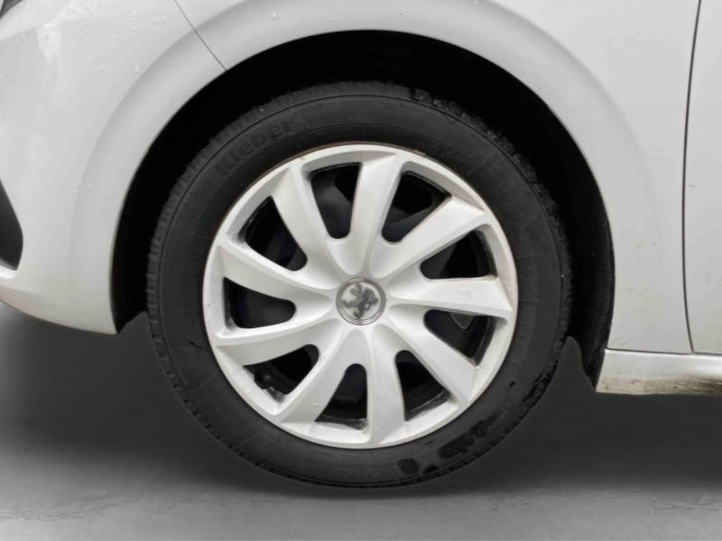 Used PEUGEOT 208 1.2 PureTech 82ch E6.c Signature 5p 2019 Blanc Banquise € 7990 in Briey