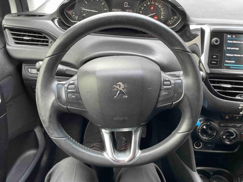Used PEUGEOT 208 1.2 PureTech 82ch E6.c Signature 5p 2019 Blanc Banquise € 7990 in Briey
