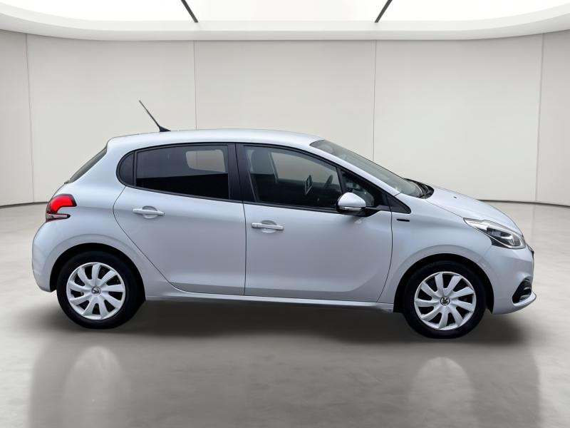 Used PEUGEOT 208 1.2 PureTech 82ch E6.c Signature 5p 2019 Blanc Banquise € 7990 in Briey