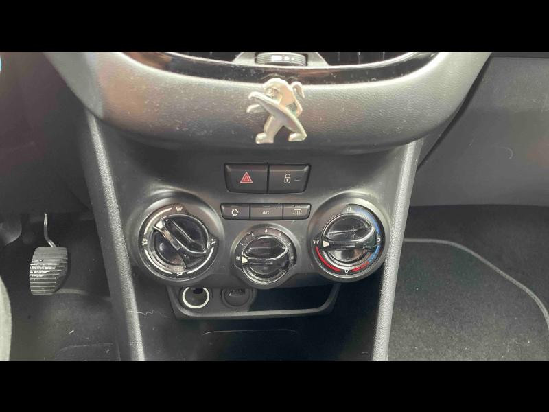 Used PEUGEOT 208 1.2 PureTech 82ch E6.c Signature 5p 2019 Blanc Banquise € 7990 in Briey