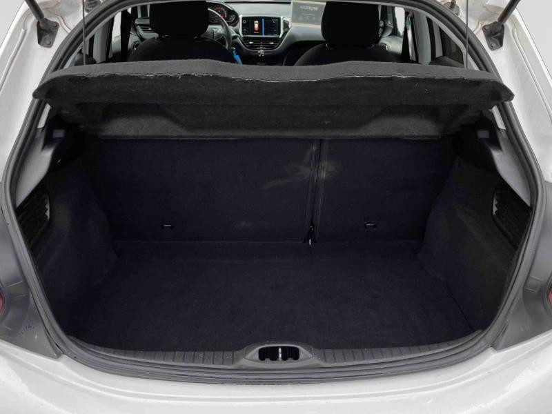 Used PEUGEOT 208 1.2 PureTech 82ch E6.c Signature 5p 2019 Blanc Banquise € 7990 in Briey