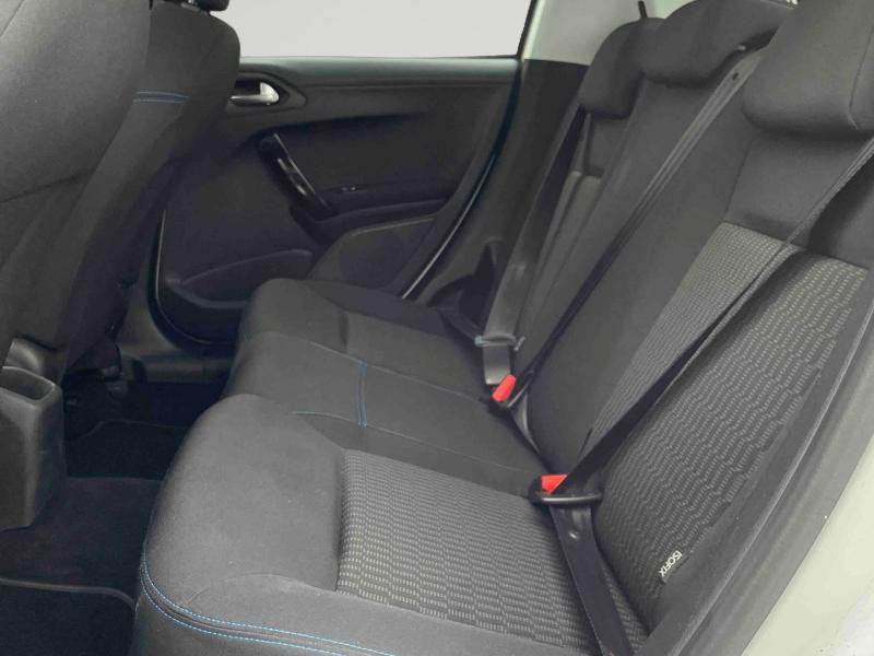 Used PEUGEOT 208 1.2 PureTech 82ch E6.c Signature 5p 2019 Blanc Banquise € 7990 in Briey