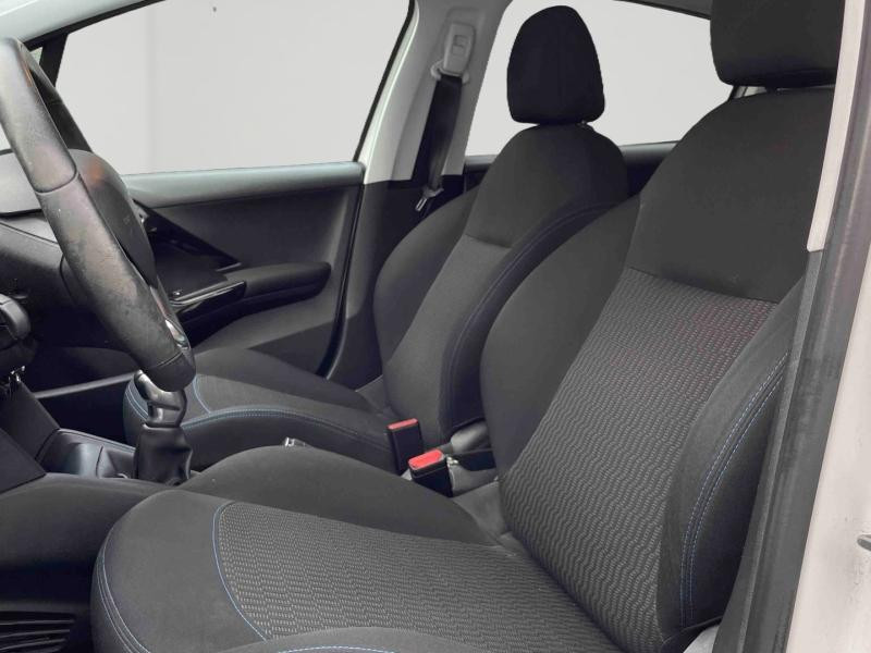 Used PEUGEOT 208 1.2 PureTech 82ch E6.c Signature 5p 2019 Blanc Banquise € 7990 in Briey