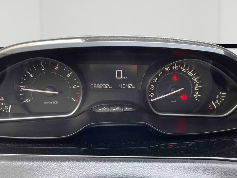 Used PEUGEOT 208 1.2 PureTech 82ch E6.c Signature 5p 2019 Blanc Banquise € 7990 in Briey