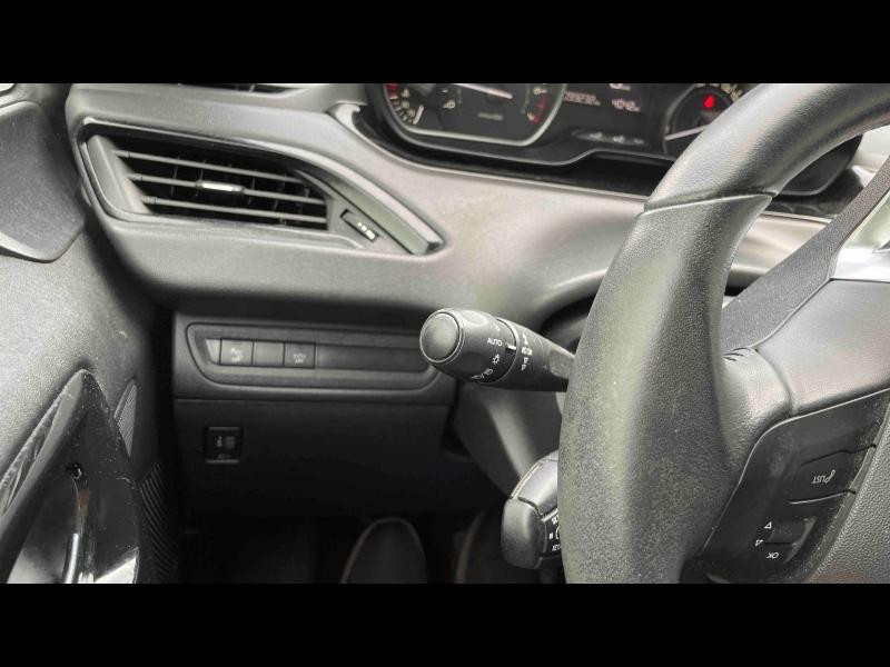 Used PEUGEOT 208 1.2 PureTech 82ch E6.c Signature 5p 2019 Blanc Banquise € 7990 in Briey