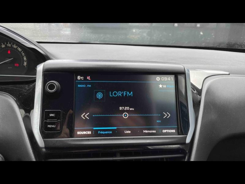 Used PEUGEOT 208 1.2 PureTech 82ch E6.c Signature 5p 2019 Blanc Banquise € 7990 in Briey