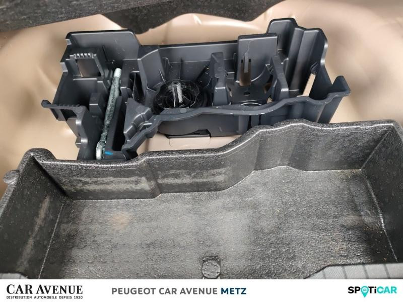 Used PEUGEOT 2008 1.2 PureTech 100ch S&S Allure 5cv 2021 Blanc banquise (O) € 15690 in Metz