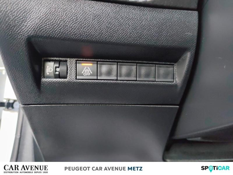 Used PEUGEOT 208 1.2 PureTech 75ch S&S Active 2021 Blanc Banquise (O) € 10990 in Metz
