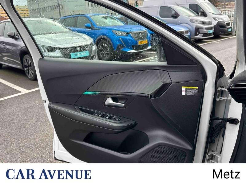 Used PEUGEOT 208 e-208 136ch Allure 2021 Blanc nacré € 15390 in Metz