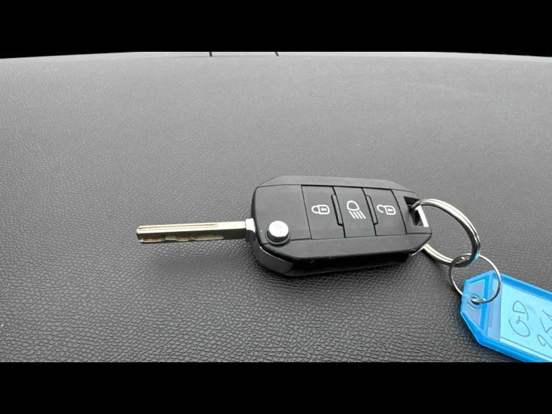 Used PEUGEOT 208 1.2 PureTech 100ch S&S Style 2021 Blanc Banquise (O) € 12990 in Metz