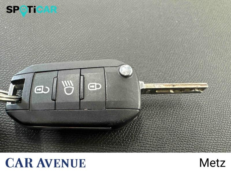 Used PEUGEOT 208 1.2 PureTech 75ch S&S Active Pack 2023 Jaune € 12290 in Metz