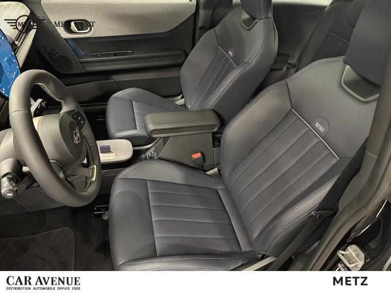 Occasion MINI Cooper 3 Portes C 156ch Favoured DKG7 2024 Midnight Black II 30999 € à Metz