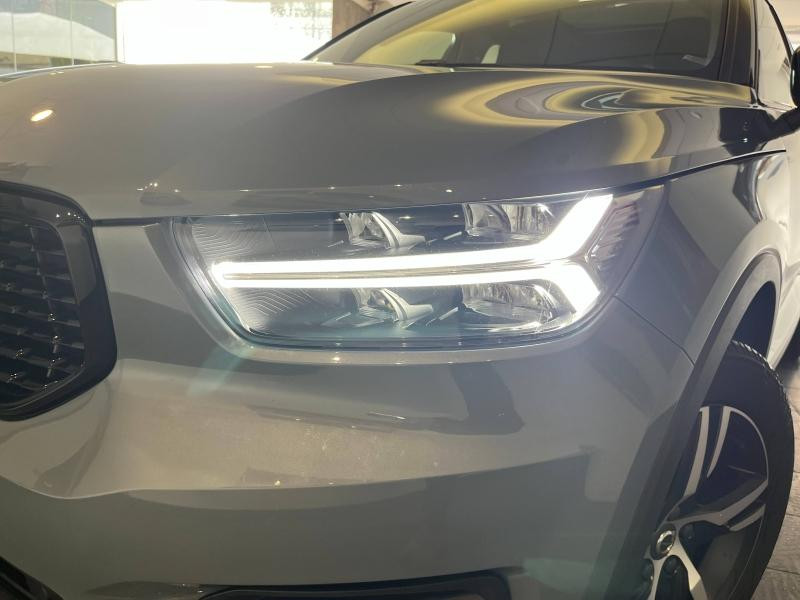 Occasion VOLVO XC40 T3 163ch R-Design Geartronic 8 2020 Gris 24990 € à Épinal