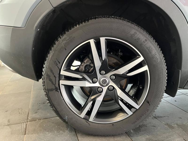 Occasion VOLVO XC40 T3 163ch R-Design Geartronic 8 2020 Gris 24990 € à Épinal