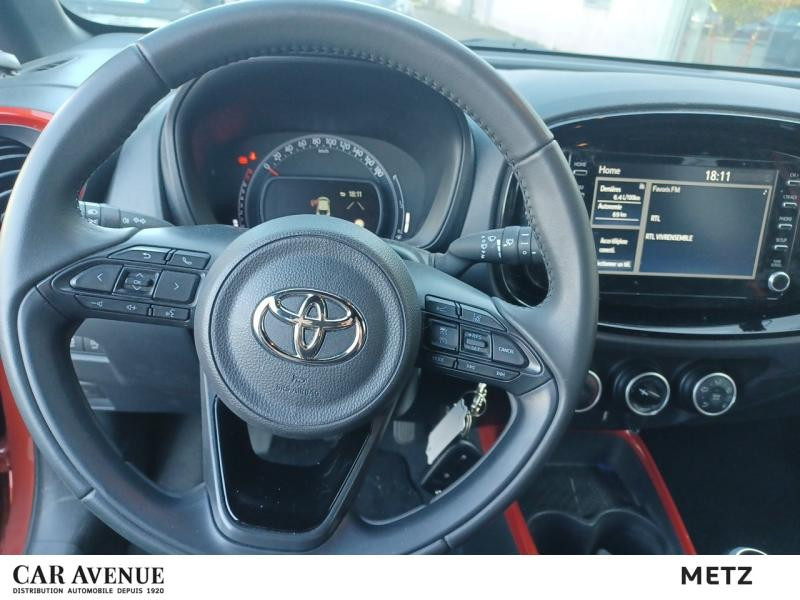 Used TOYOTA Aygo X 1.0 VVT-i 72ch Design  Garantie 12 mois 2022 Bi-Ton Rouge Piment premium/Toit noir € 14290 in Metz