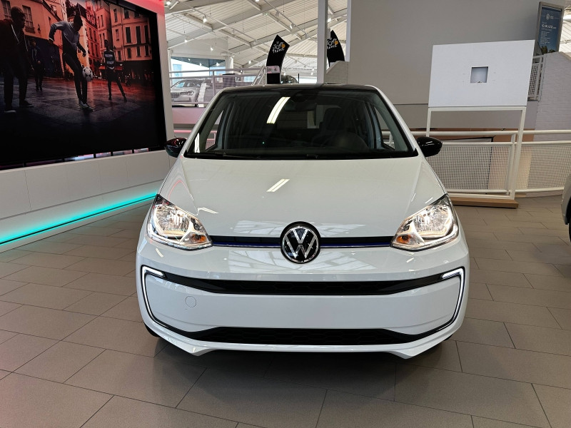 Occasion VOLKSWAGEN e-up! Electrique 83 ch Style 2024 Blanc Pur toit noir 22990 € à Haguenau