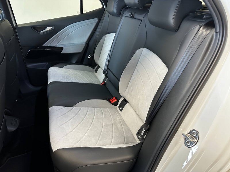 Used VOLKSWAGEN ID.3 204ch Pro S 77 kWh Life Max 2024 Blanc Glacier Métal/Toit/Hayon Noir € 36990 in Haguenau