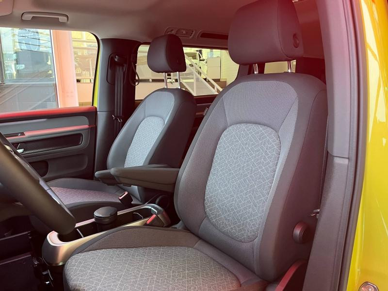 Occasion VOLKSWAGEN ID. Buzz 286ch Pro 7 places 86 kWh 2024 Blanc Candy / Jaune Lime 60990 € à Haguenau