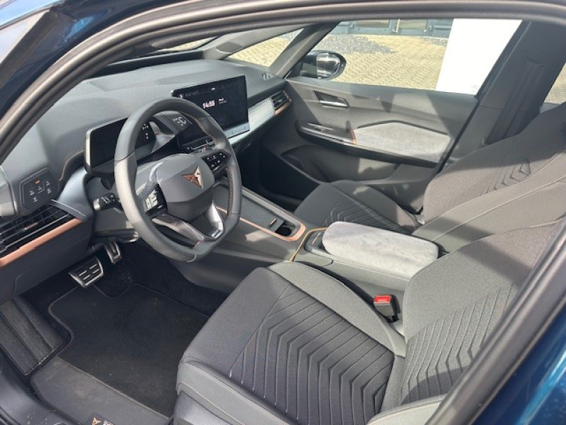 Used CUPRA Born 204ch L 58 kWh V / GPS / CAMERA / FULL LED / ACC / KEYLESS / TETE HAUTE / SIEGES CHAUFFANTS 2023 Bleu Aurore métallisé € 33989 in Haguenau