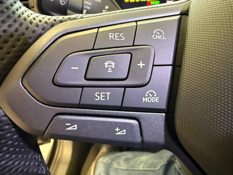 Used VOLKSWAGEN T-Roc 1.5 eTSI 150ch R-Line DSG7 2025 Noir Ebène métallisée € 42490 in Haguenau