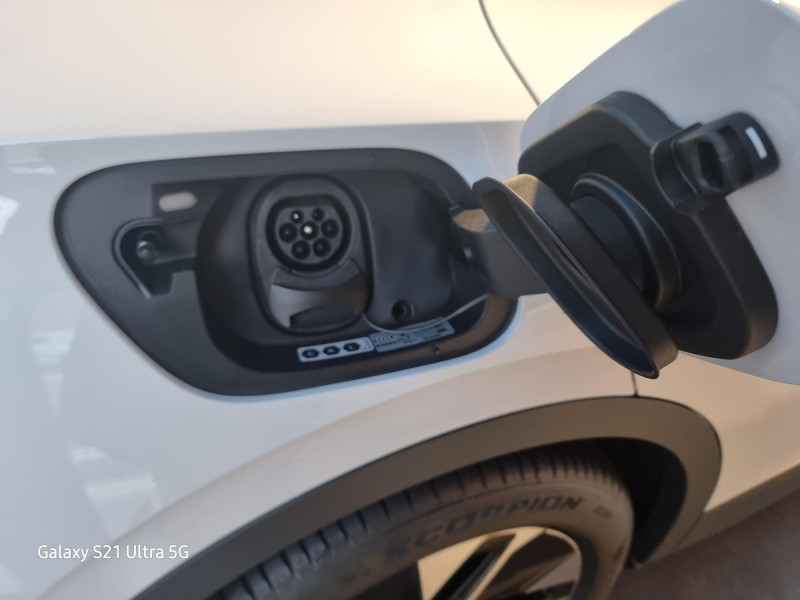 Used VOLKSWAGEN ID.4 174ch Pro 77 kWh 2023 Blanc Glacier Métallisée / Toit Noir € 32989 in Saverne