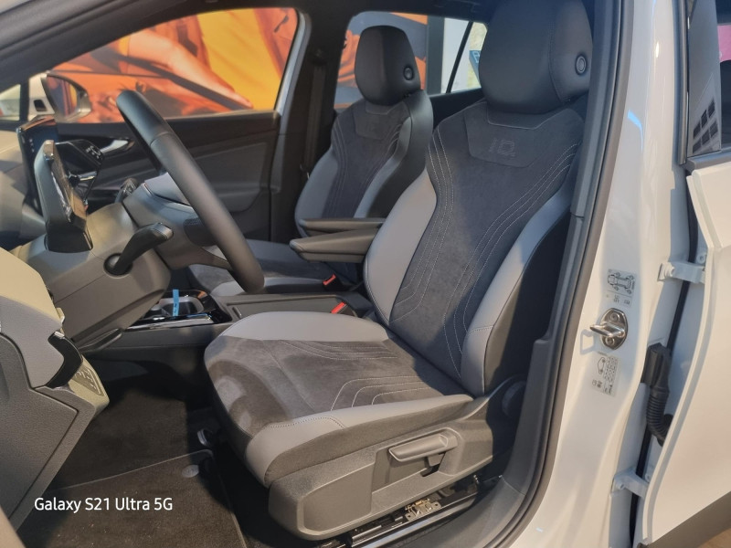 Used VOLKSWAGEN ID.4 174ch Pro 77 kWh 2023 Blanc Glacier Métallisée / Toit Noir € 32989 in Saverne