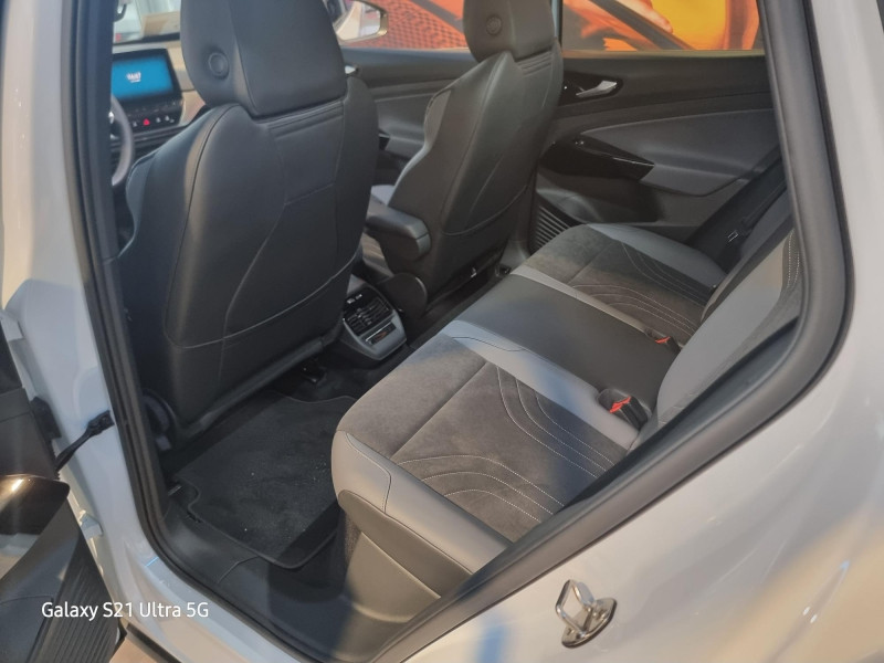 Used VOLKSWAGEN ID.4 174ch Pro 77 kWh 2023 Blanc Glacier Métallisée / Toit Noir € 32989 in Saverne