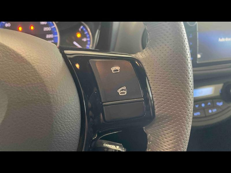 Used TOYOTA Yaris HSD 100 Ch Collection / Caméra / Bluetooth / Régulateur de vitesse / Feux LED / Keyless 2016 Blanc Nacré ac montants+toit noir métal € 13989 in Sarrebourg