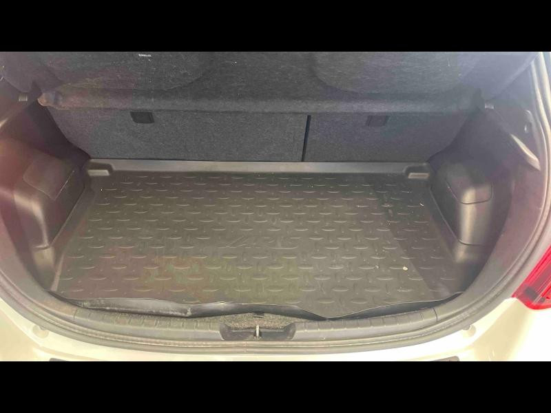 Used TOYOTA Yaris HSD 100 Ch Collection / Caméra / Bluetooth / Régulateur de vitesse / Feux LED / Keyless 2016 Blanc Nacré ac montants+toit noir métal € 13989 in Sarrebourg