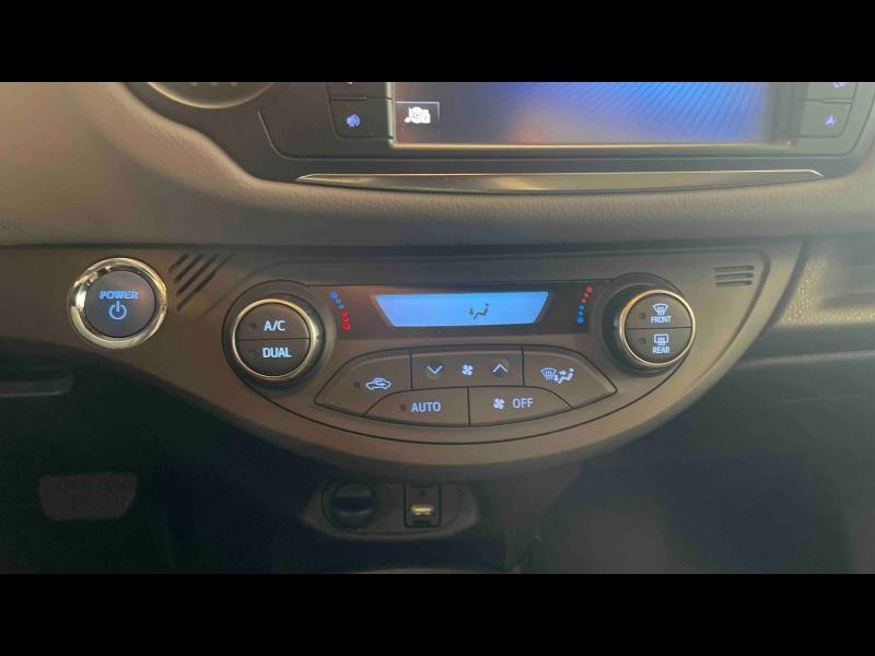 Used TOYOTA Yaris HSD 100 Ch Collection / Caméra / Bluetooth / Régulateur de vitesse / Feux LED / Keyless 2016 Blanc Nacré ac montants+toit noir métal € 13989 in Sarrebourg