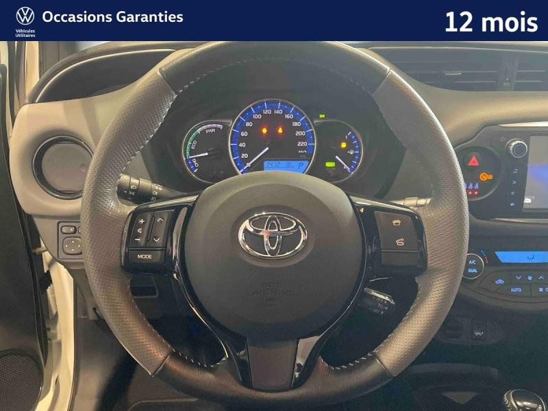 Used TOYOTA Yaris HSD 100 Ch Collection / Caméra / Bluetooth / Régulateur de vitesse / Feux LED / Keyless 2016 Blanc Nacré ac montants+toit noir métal € 13989 in Sarrebourg