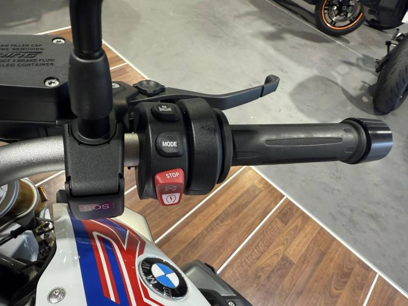 Occasion BMW R R 1250 R 2022 Light White / Racing Blue/ Racing Red 14990 € à Lesménils