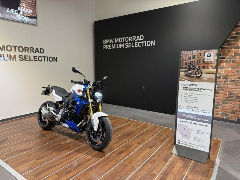 Used BMW F F 900 R A2 2023 Style Sport (White, blue metallic, red) € 7999 in Lesménils