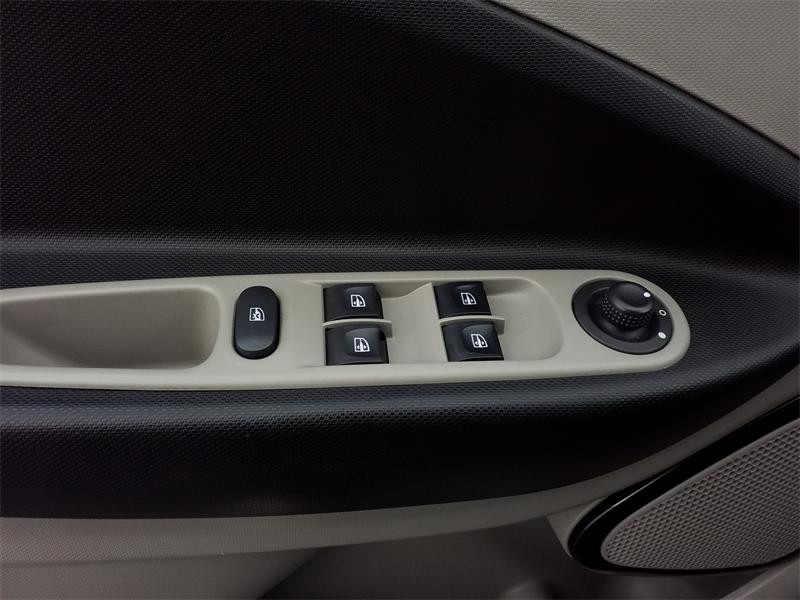 Occasion RENAULT Zoe Intens charge rapide 2015 Gris Givré 8790 € à Lesménils