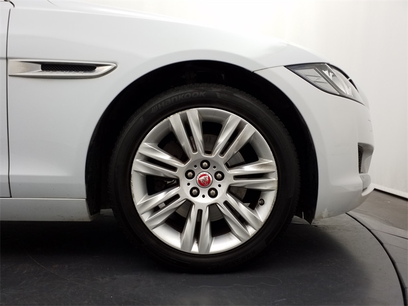 Occasion JAGUAR XF 2.0D 180ch R-Sport BVA 2019 Yulong White 22790 € à Lesménils