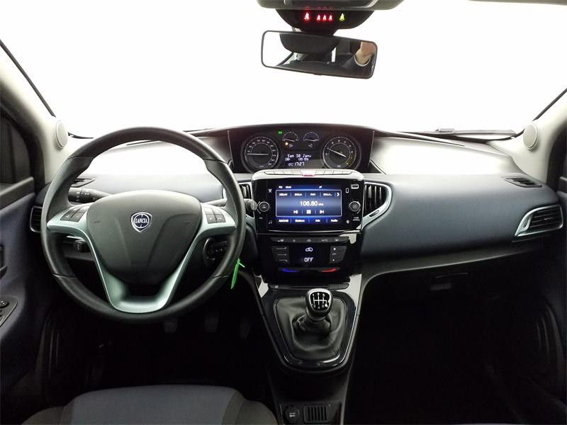 Occasion LANCIA Ypsilon 1.2 Ibrida 70 cv boite manuelle 2024 Bleu Lancia Métallisé/Toit noir 14490 € à Lesménils