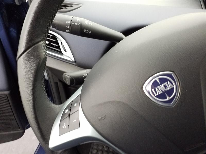 Occasion LANCIA Ypsilon 1.2 Ibrida 70 cv boite manuelle 2024 Bleu Lancia Métallisé/Toit noir 14490 € à Lesménils