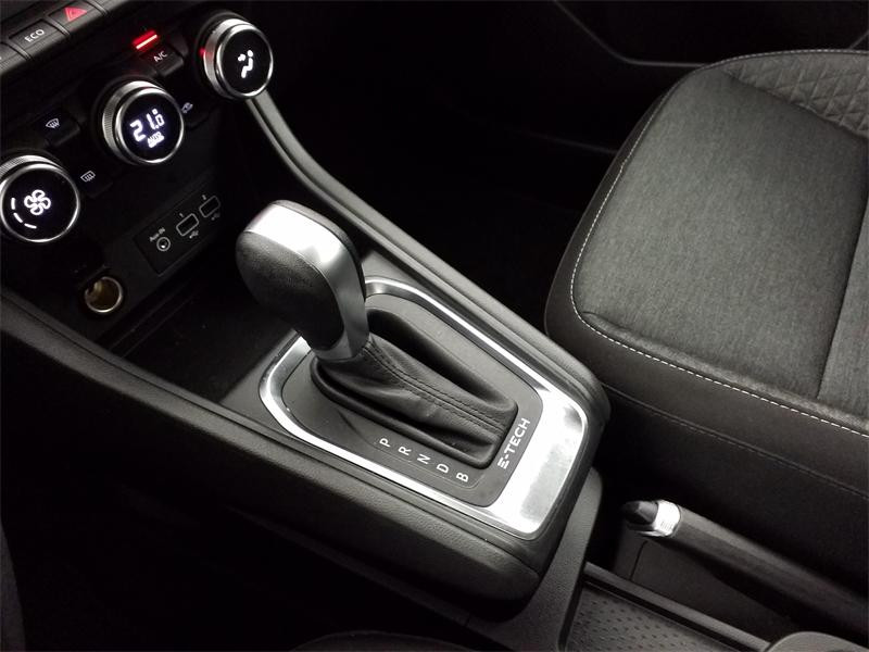 Used RENAULT Captur 1.6 E-Tech hybride 145ch Business -21 2022 Noir Etoilé/Grège perle € 18990 in Lesménils