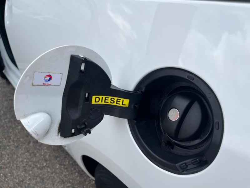 Used CITROEN DS3 Cabrio 1.6 e-HDi90 Airdream So Chic BMP6 2013 Blanc Banquise € 7990 in Lesménils