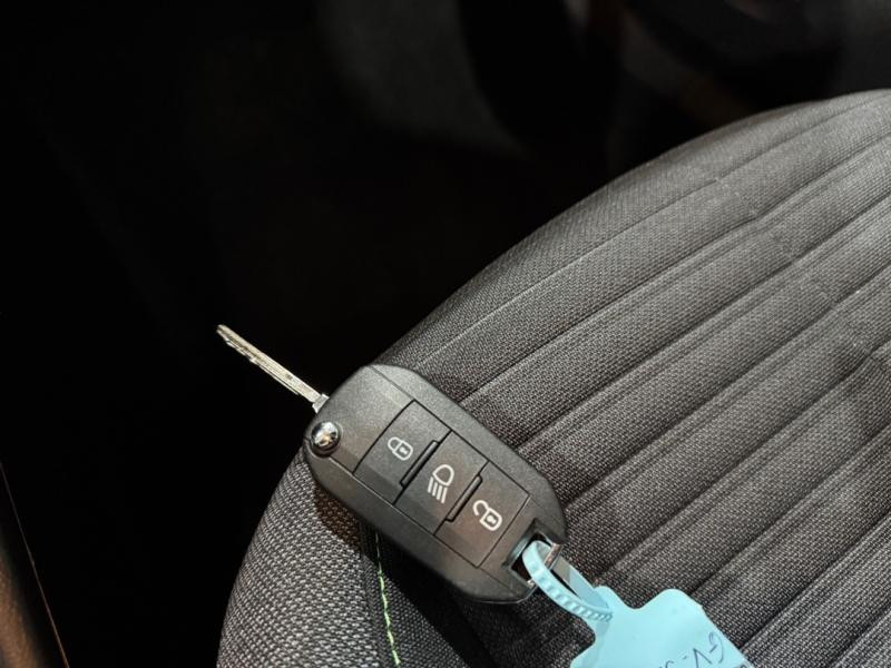 Used PEUGEOT 2008 1.2 PureTech 100ch S&S Active 2024 Blanc Okénite (M) € 16370 in Lesménils