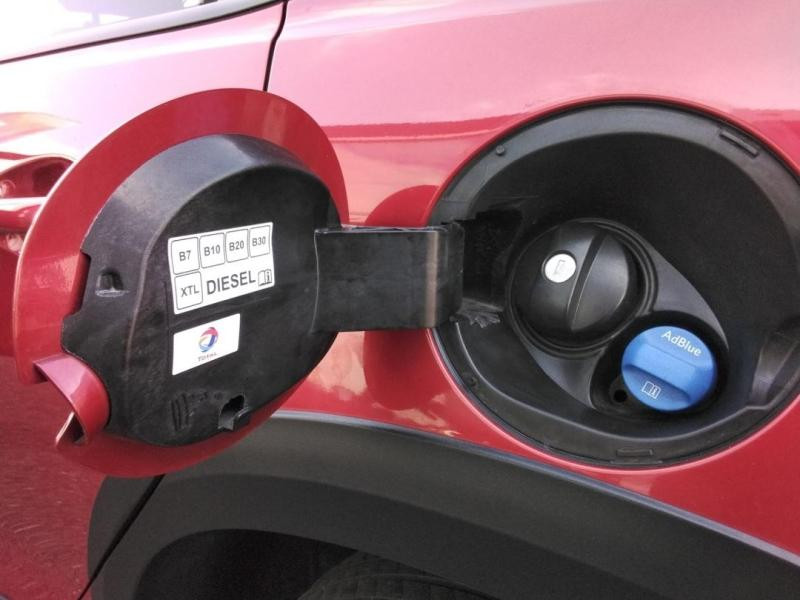 Occasion PEUGEOT 2008 1.5 BlueHDi 100ch E6.c Signature S&S BVM5 86g 2019 Rouge Ultimate 12490 € à Lesménils