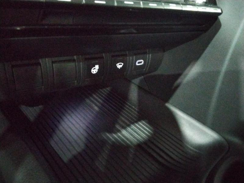 Used TOYOTA C-HR 1.8 140ch Design NG23 2024 Bleu Persan métallisé € 27470 in Lesménils