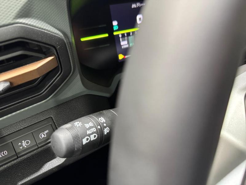 Used DACIA Duster 1.2 TCe mild hybrid 130ch Extreme 2025 Vert Cèdre métallisé € 25440 in Lesménils