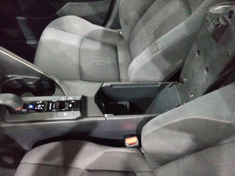 Used TOYOTA C-HR 1.8 140ch Design NG23 2024 Bleu Persan métallisé € 27470 in Lesménils