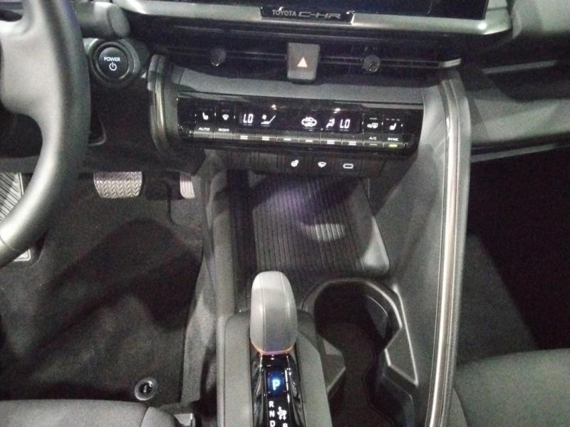 Used TOYOTA C-HR 1.8 140ch Design NG23 2024 Bleu Persan métallisé € 27470 in Lesménils