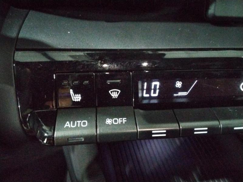 Used TOYOTA C-HR 1.8 140ch Design NG23 2024 Bleu Persan métallisé € 27470 in Lesménils